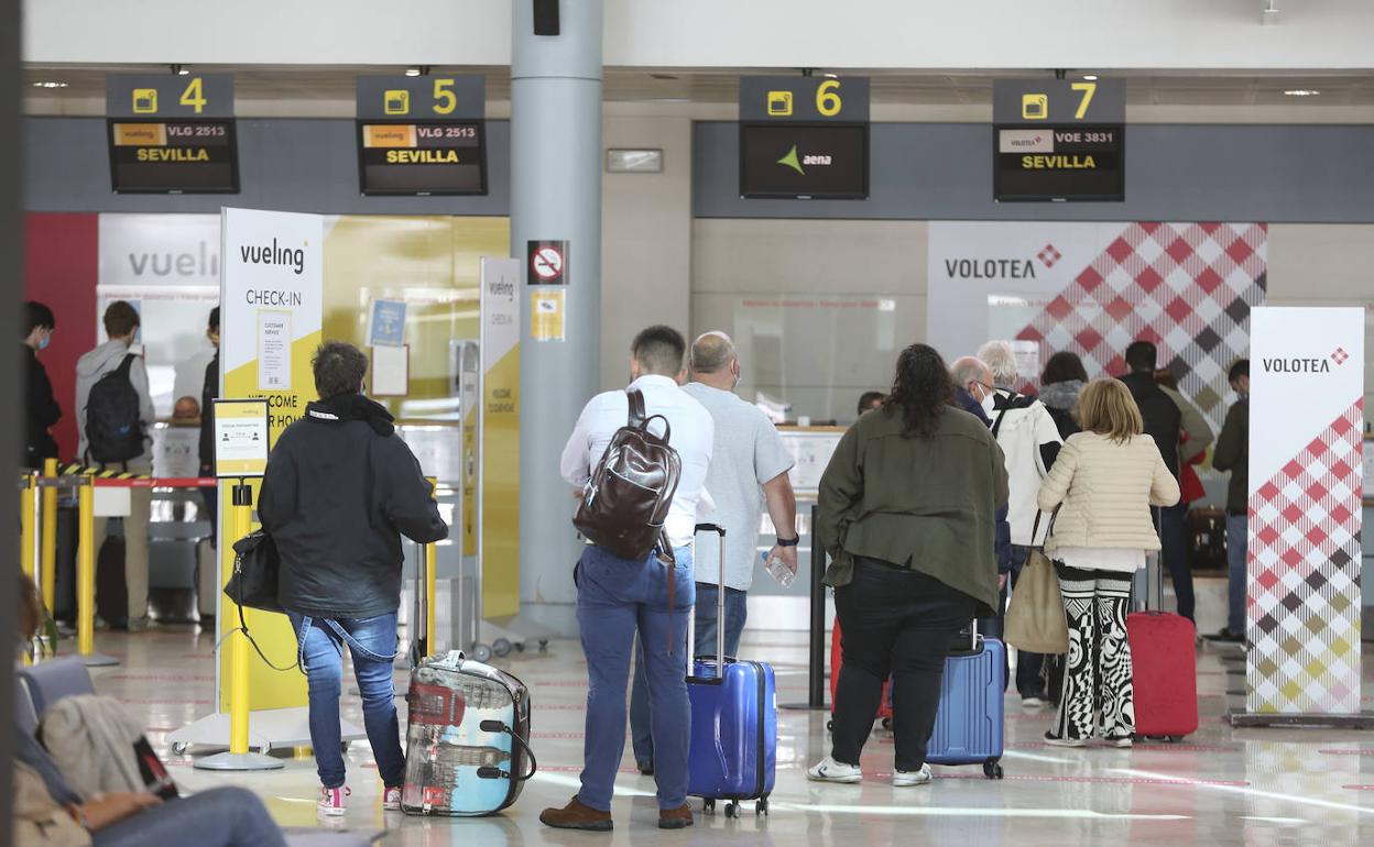 Zona de facturación del Aeropuerto de Asturias