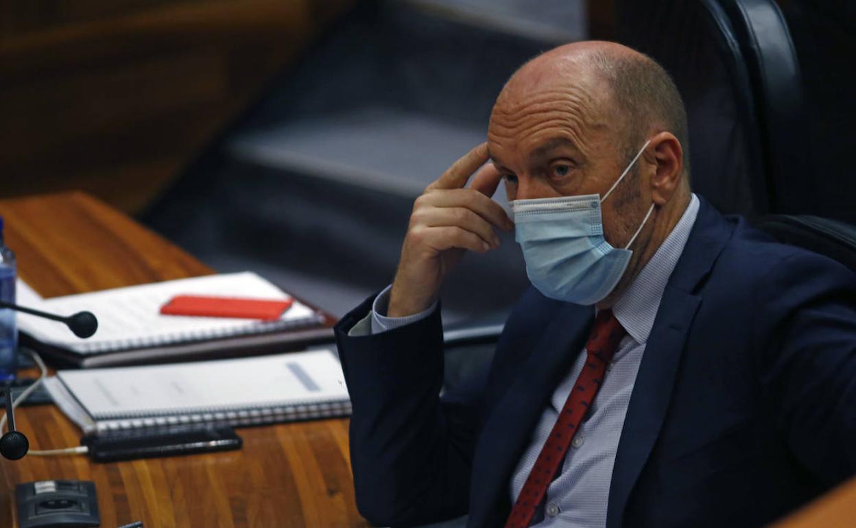 El consejero de Administración Autonómica, Juan Cofiño, ha asegurado hoy que adoptará todas las medidas que sean necesarias para paliar en la medida de lo posible las consecuencias económicas« de las restricciones