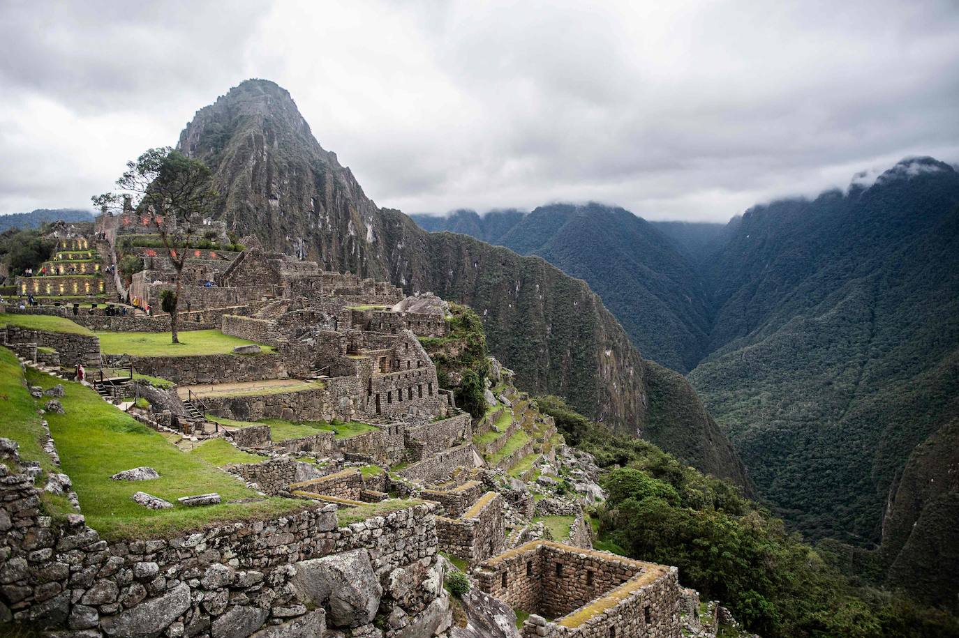 La reapertura de Machu Picchu, principal atracción turística de Perú, tras siete meses de cierre por la pandemia de la covid 19, se ha celebrado entre luces y color con una espectacular puesta en escena