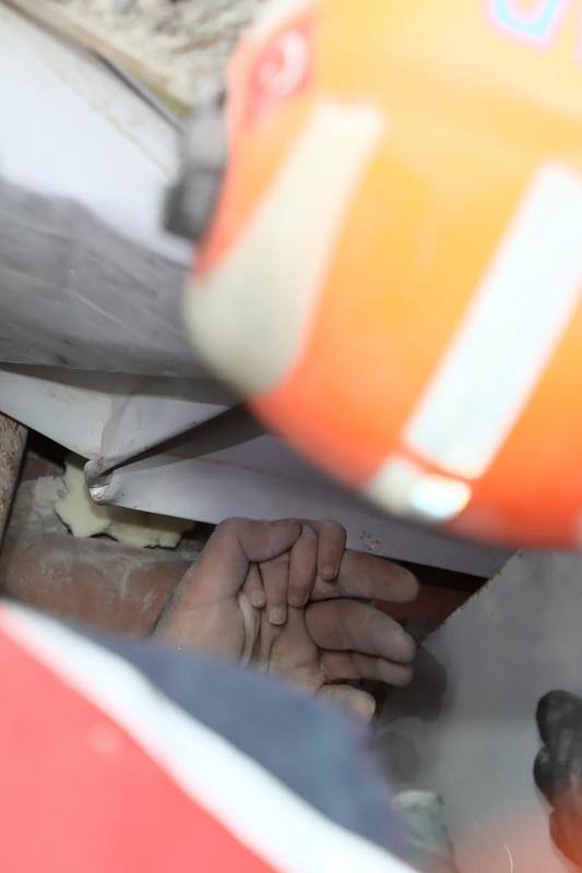 Una niña de 4 años, Ayda Gezgin, fue rescatada con vida este martes después de pasar casi cuatro días bajo los escombros en la ciudad costera de Esmirna (Turquía), la más afectada por el terremoto de magnitud 6,8 que se registró el viernes frente a la costa Egea. 