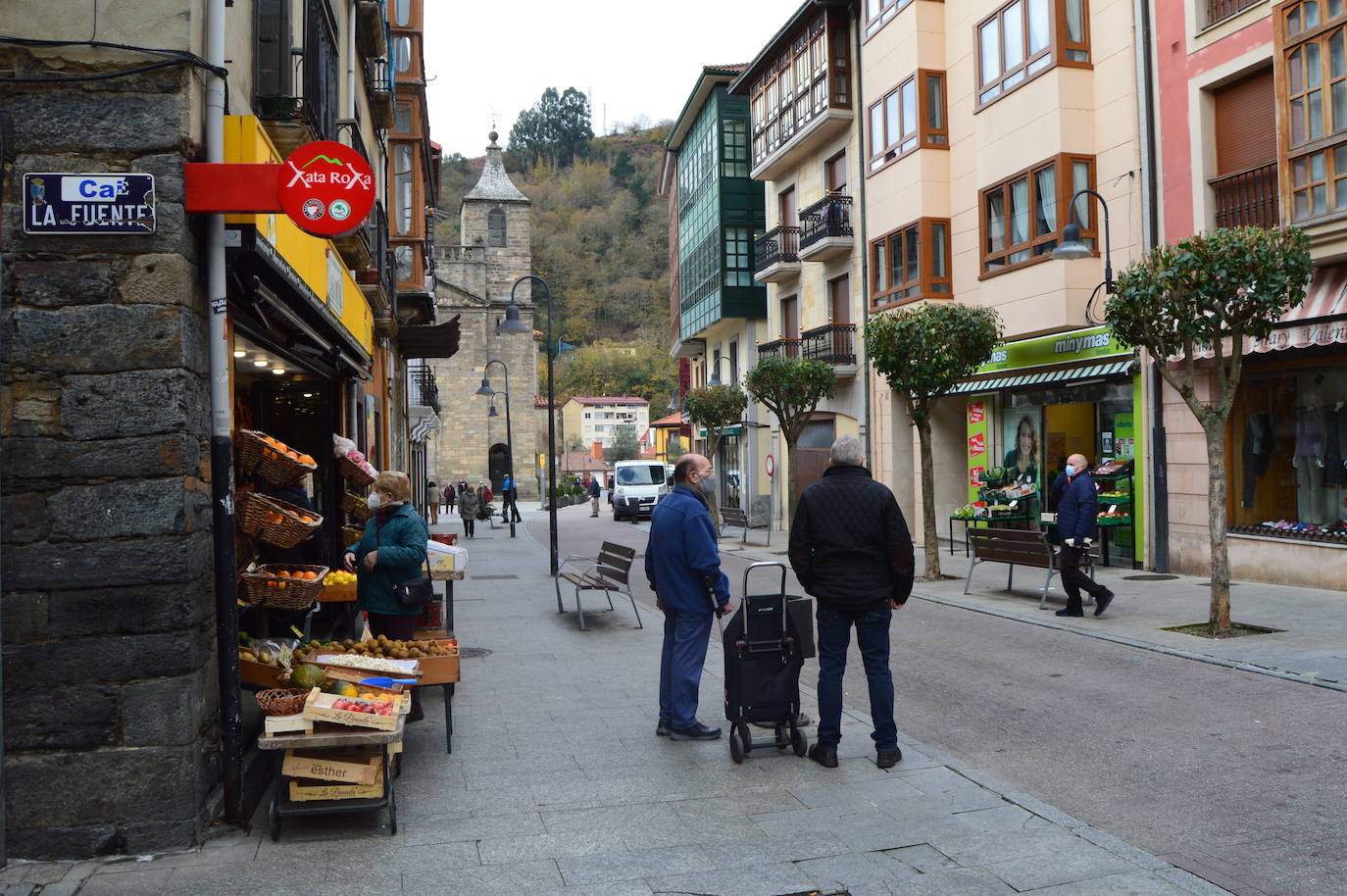 Asturias ha amanecido con una inusual imagen y lo hará al menos durante dos semanas. Este miércoles los establecimientos hosteleros y los negocios considerados como «no esenciales» no abrieron sus puertas a causa de las nuevas medidas decretadas por el Gobierno del Principado para tratar de frenar la segunda ola de la pandemia de coronavirus. Pese a que por el momento no se ha decretado un confinamiento domiciliario, el cierre de bares y negocios ha provocado que solo unas pocas personas se decidieran a pasear por las calles asturianas. 