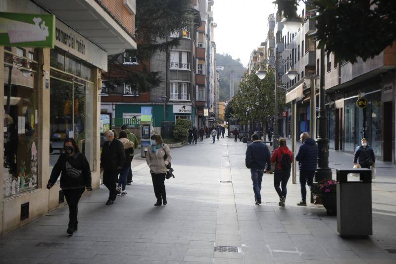 Asturias ha amanecido con una inusual imagen y lo hará al menos durante dos semanas. Este miércoles los establecimientos hosteleros y los negocios considerados como «no esenciales» no abrieron sus puertas a causa de las nuevas medidas decretadas por el Gobierno del Principado para tratar de frenar la segunda ola de la pandemia de coronavirus. Pese a que por el momento no se ha decretado un confinamiento domiciliario, el cierre de bares y negocios ha provocado que solo unas pocas personas se decidieran a pasear por las calles asturianas. 