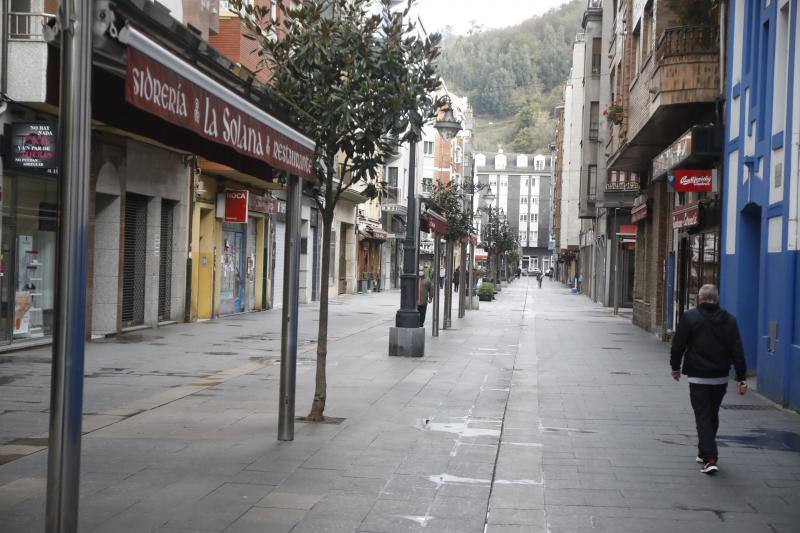 Asturias ha amanecido con una inusual imagen y lo hará al menos durante dos semanas. Este miércoles los establecimientos hosteleros y los negocios considerados como «no esenciales» no abrieron sus puertas a causa de las nuevas medidas decretadas por el Gobierno del Principado para tratar de frenar la segunda ola de la pandemia de coronavirus. Pese a que por el momento no se ha decretado un confinamiento domiciliario, el cierre de bares y negocios ha provocado que solo unas pocas personas se decidieran a pasear por las calles asturianas. 