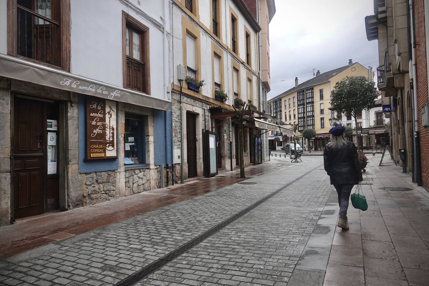 Asturias ha amanecido con una inusual imagen y lo hará al menos durante dos semanas. Este miércoles los establecimientos hosteleros y los negocios considerados como «no esenciales» no abrieron sus puertas a causa de las nuevas medidas decretadas por el Gobierno del Principado para tratar de frenar la segunda ola de la pandemia de coronavirus. Pese a que por el momento no se ha decretado un confinamiento domiciliario, el cierre de bares y negocios ha provocado que solo unas pocas personas se decidieran a pasear por las calles asturianas. 