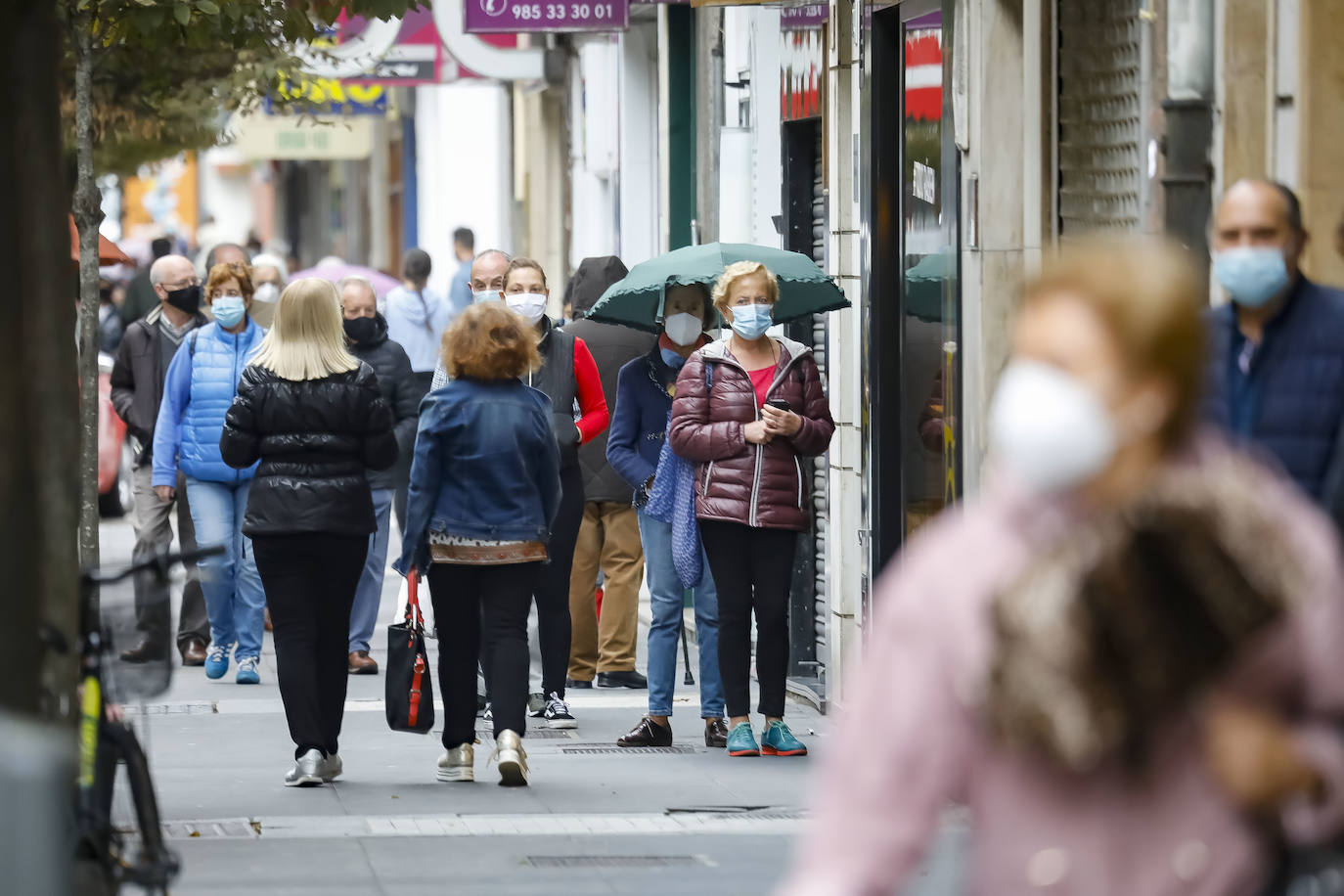 Asturias ha amanecido con una inusual imagen y lo hará al menos durante dos semanas. Este miércoles los establecimientos hosteleros y los negocios considerados como «no esenciales» no abrieron sus puertas a causa de las nuevas medidas decretadas por el Gobierno del Principado para tratar de frenar la segunda ola de la pandemia de coronavirus. Pese a que por el momento no se ha decretado un confinamiento domiciliario, el cierre de bares y negocios ha provocado que solo unas pocas personas se decidieran a pasear por las calles asturianas. 