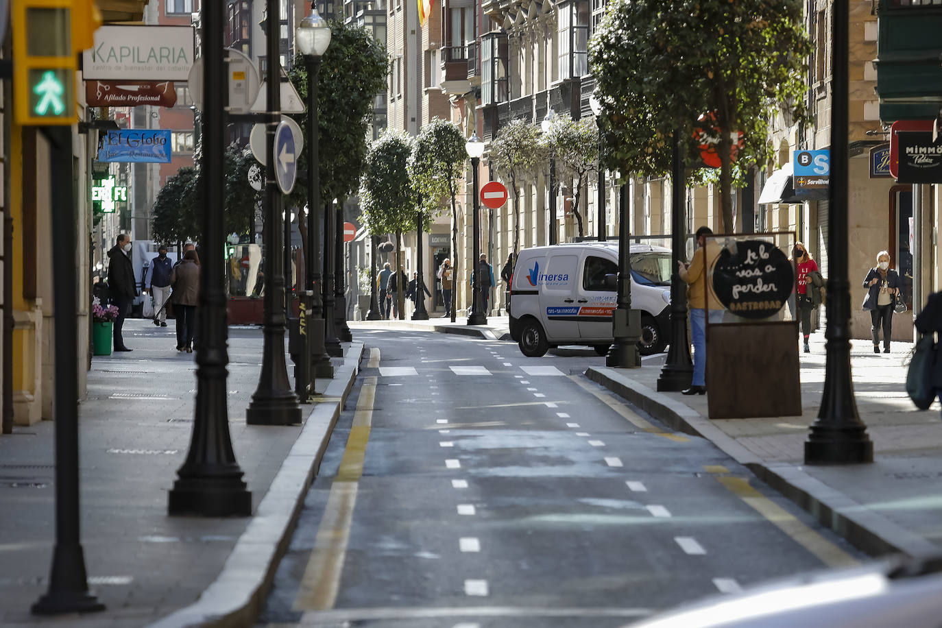 Asturias ha amanecido con una inusual imagen y lo hará al menos durante dos semanas. Este miércoles los establecimientos hosteleros y los negocios considerados como «no esenciales» no abrieron sus puertas a causa de las nuevas medidas decretadas por el Gobierno del Principado para tratar de frenar la segunda ola de la pandemia de coronavirus. Pese a que por el momento no se ha decretado un confinamiento domiciliario, el cierre de bares y negocios ha provocado que solo unas pocas personas se decidieran a pasear por las calles asturianas. 