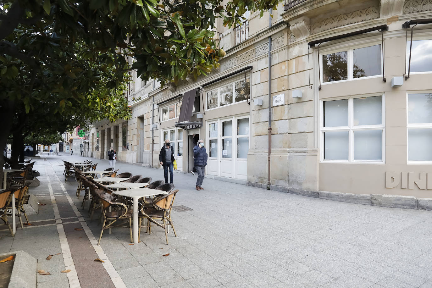 Asturias ha amanecido con una inusual imagen y lo hará al menos durante dos semanas. Este miércoles los establecimientos hosteleros y los negocios considerados como «no esenciales» no abrieron sus puertas a causa de las nuevas medidas decretadas por el Gobierno del Principado para tratar de frenar la segunda ola de la pandemia de coronavirus. Pese a que por el momento no se ha decretado un confinamiento domiciliario, el cierre de bares y negocios ha provocado que solo unas pocas personas se decidieran a pasear por las calles asturianas. 