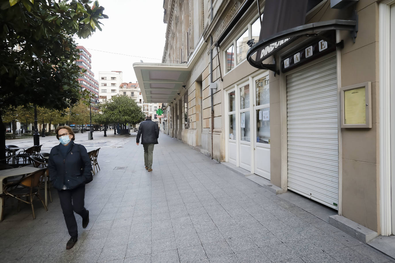 Asturias ha amanecido con una inusual imagen y lo hará al menos durante dos semanas. Este miércoles los establecimientos hosteleros y los negocios considerados como «no esenciales» no abrieron sus puertas a causa de las nuevas medidas decretadas por el Gobierno del Principado para tratar de frenar la segunda ola de la pandemia de coronavirus. Pese a que por el momento no se ha decretado un confinamiento domiciliario, el cierre de bares y negocios ha provocado que solo unas pocas personas se decidieran a pasear por las calles asturianas. 