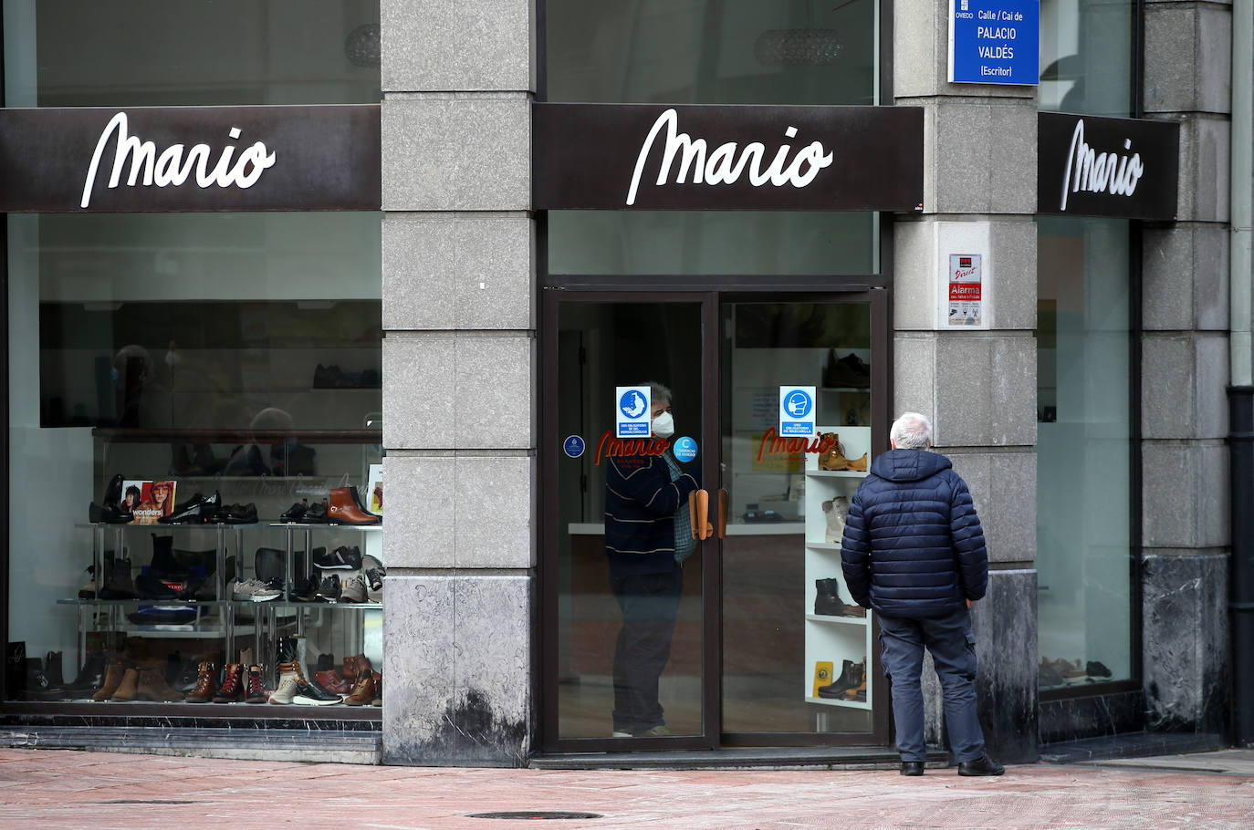 Asturias ha amanecido con una inusual imagen y lo hará al menos durante dos semanas. Este miércoles los establecimientos hosteleros y los negocios considerados como «no esenciales» no abrieron sus puertas a causa de las nuevas medidas decretadas por el Gobierno del Principado para tratar de frenar la segunda ola de la pandemia de coronavirus. Pese a que por el momento no se ha decretado un confinamiento domiciliario, el cierre de bares y negocios ha provocado que solo unas pocas personas se decidieran a pasear por las calles asturianas. 