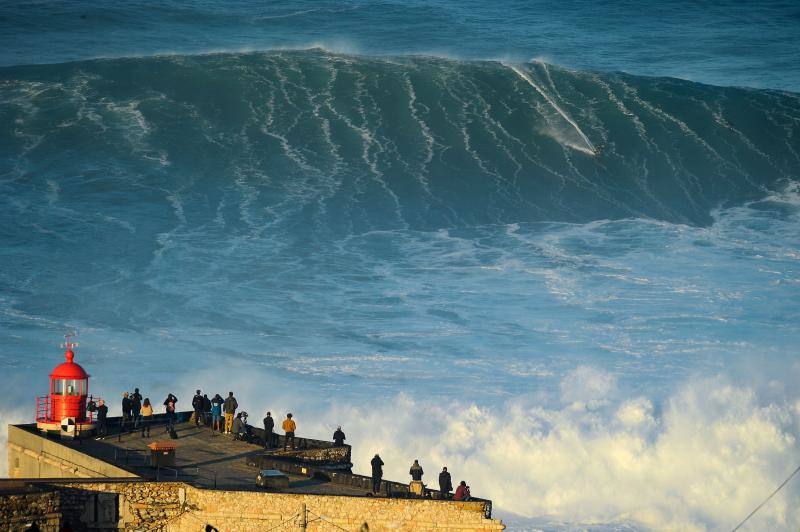 Varios millares de seguidores de los cinco continentes se han agolpado, pese a la pandemia de covid-19, en los acantilados de la costa portuguesa de Nazaré para presenciar cómo los mejores surfistas del mundo desafían a las olas gigantes. Según explica EFE, no se trata de ningún evento organizado, sino que, por las condiciones meteorológicas, es uno de los momentos del año en el que se generan en esta zona costera atlántica las olas gigantescas, ideales para la práctica del «surf extremo», por lo que un total de 22 equipos de América, África y Europa dedicieron entrenar sobre las olas.