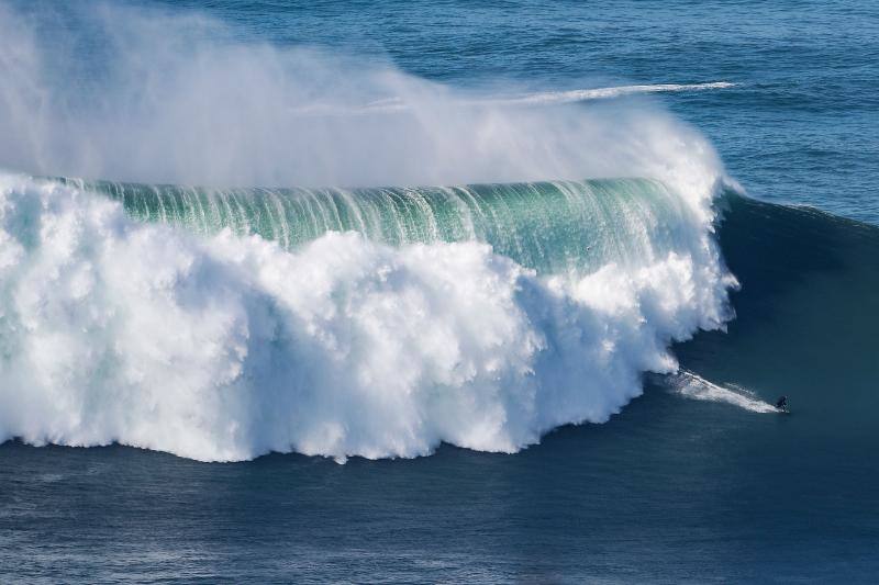 Varios millares de seguidores de los cinco continentes se han agolpado, pese a la pandemia de covid-19, en los acantilados de la costa portuguesa de Nazaré para presenciar cómo los mejores surfistas del mundo desafían a las olas gigantes. Según explica EFE, no se trata de ningún evento organizado, sino que, por las condiciones meteorológicas, es uno de los momentos del año en el que se generan en esta zona costera atlántica las olas gigantescas, ideales para la práctica del «surf extremo», por lo que un total de 22 equipos de América, África y Europa dedicieron entrenar sobre las olas.