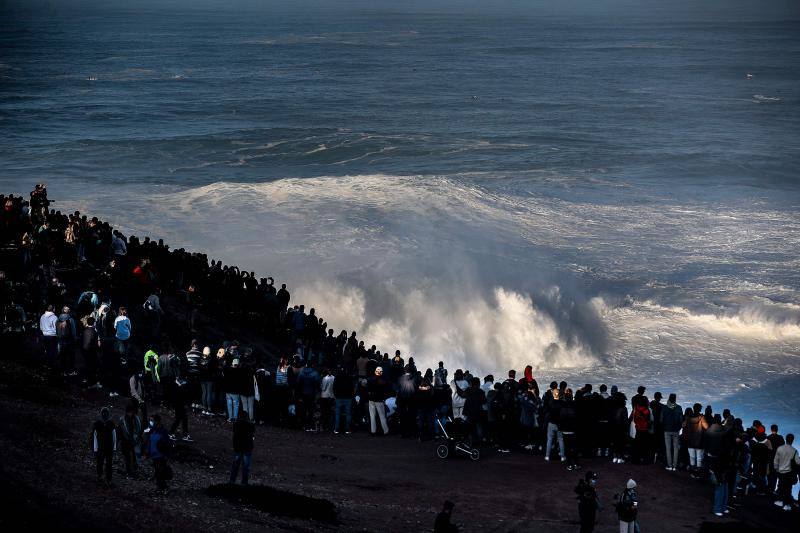 Varios millares de seguidores de los cinco continentes se han agolpado, pese a la pandemia de covid-19, en los acantilados de la costa portuguesa de Nazaré para presenciar cómo los mejores surfistas del mundo desafían a las olas gigantes. Según explica EFE, no se trata de ningún evento organizado, sino que, por las condiciones meteorológicas, es uno de los momentos del año en el que se generan en esta zona costera atlántica las olas gigantescas, ideales para la práctica del «surf extremo», por lo que un total de 22 equipos de América, África y Europa dedicieron entrenar sobre las olas.