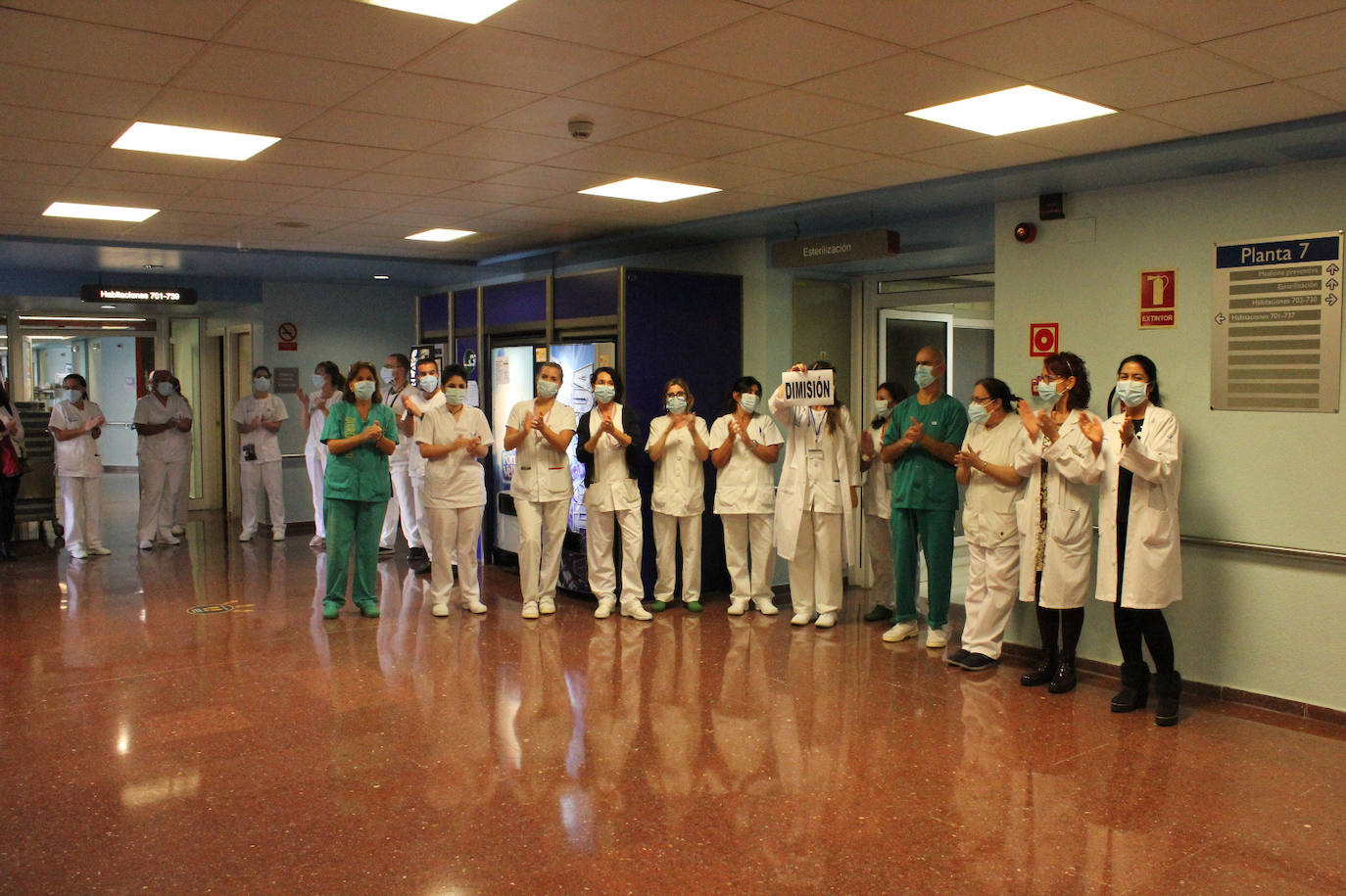 El personal de Cabueñes reclama la dimisión de la gerencia y de la dirección del hospital en una nueva protesta 