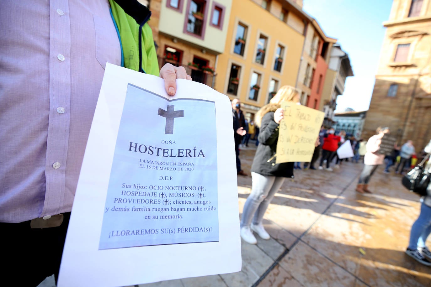 El cierre de la hostelería en la región provocó que propietarios de bares, cafeterías y restaurantes saliesen a la calle para reclamar soluciones ante unas medidas que consideran exageradas. Las concentraciones tuvieron lugar en distintos puntos de Asturias, como Oviedo, Gijón, Avilés o Mieres.