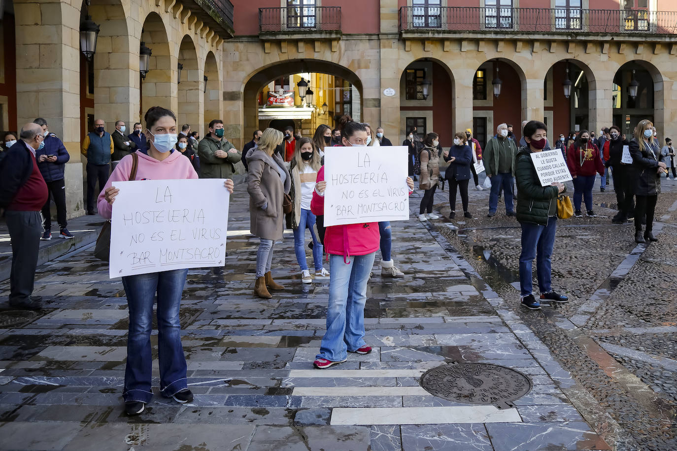 El cierre de la hostelería en la región provocó que propietarios de bares, cafeterías y restaurantes saliesen a la calle para reclamar soluciones ante unas medidas que consideran exageradas. Las concentraciones tuvieron lugar en distintos puntos de Asturias, como Oviedo, Gijón, Avilés o Mieres.