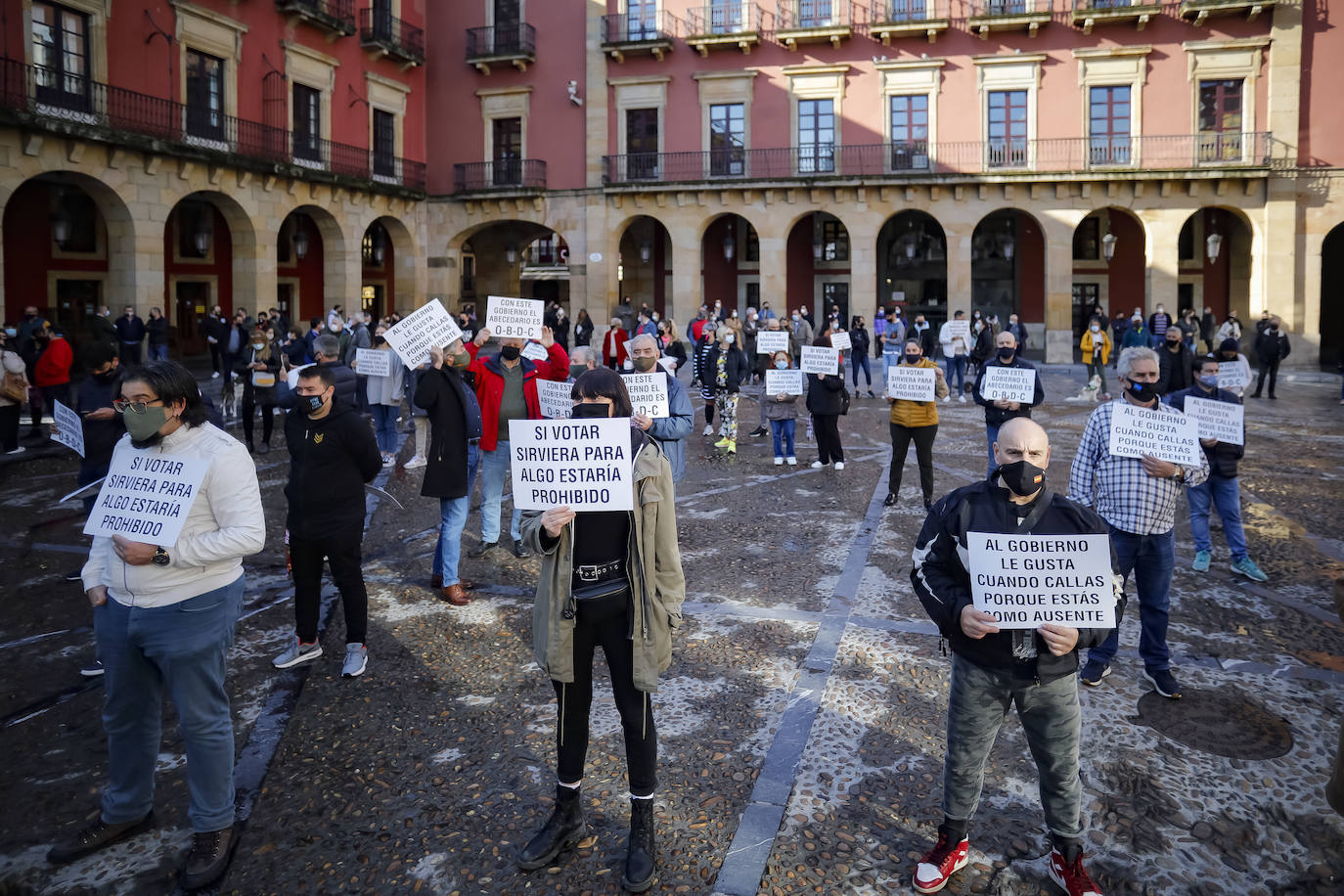 El cierre de la hostelería en la región provocó que propietarios de bares, cafeterías y restaurantes saliesen a la calle para reclamar soluciones ante unas medidas que consideran exageradas. Las concentraciones tuvieron lugar en distintos puntos de Asturias, como Oviedo, Gijón, Avilés o Mieres.