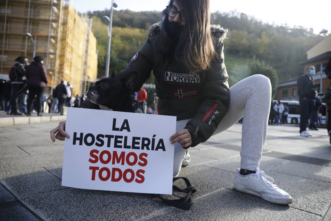 El cierre de la hostelería en la región provocó que propietarios de bares, cafeterías y restaurantes saliesen a la calle para reclamar soluciones ante unas medidas que consideran exageradas. Las concentraciones tuvieron lugar en distintos puntos de Asturias, como Oviedo, Gijón, Avilés o Mieres.