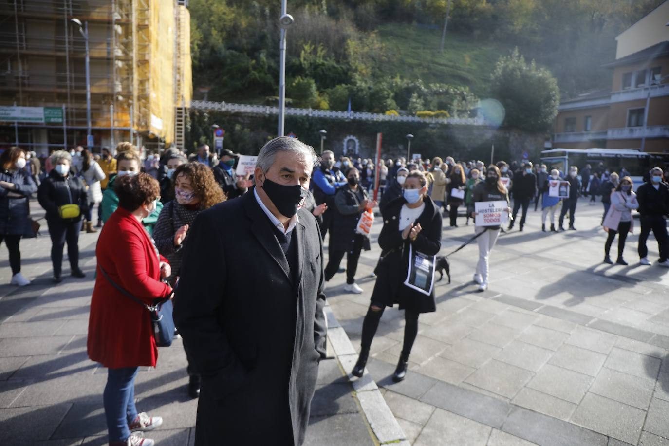 El cierre de la hostelería en la región provocó que propietarios de bares, cafeterías y restaurantes saliesen a la calle para reclamar soluciones ante unas medidas que consideran exageradas. Las concentraciones tuvieron lugar en distintos puntos de Asturias, como Oviedo, Gijón, Avilés o Mieres.