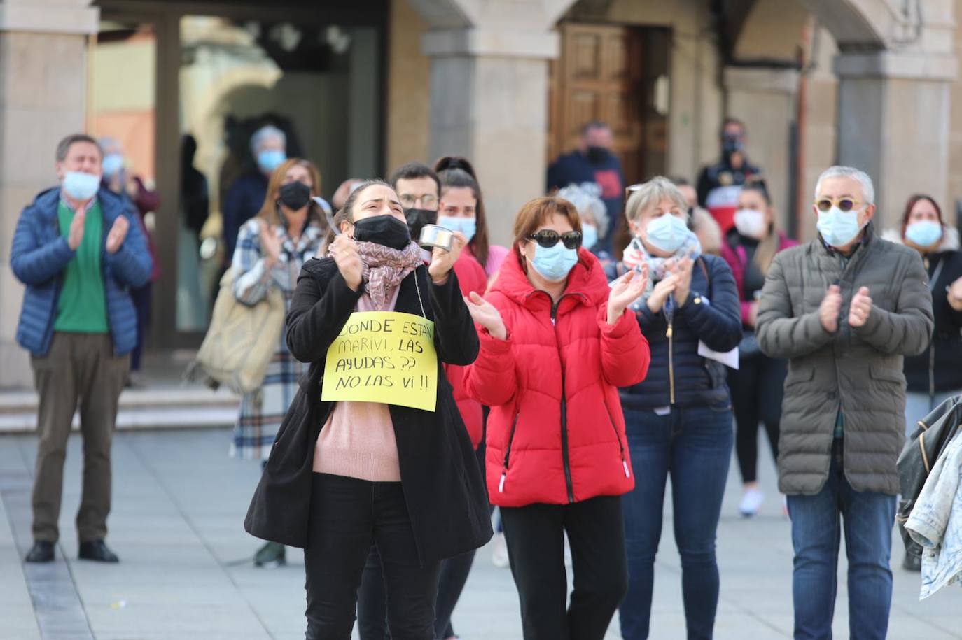 El cierre de la hostelería en la región provocó que propietarios de bares, cafeterías y restaurantes saliesen a la calle para reclamar soluciones ante unas medidas que consideran exageradas. Las concentraciones tuvieron lugar en distintos puntos de Asturias, como Oviedo, Gijón, Avilés o Mieres.