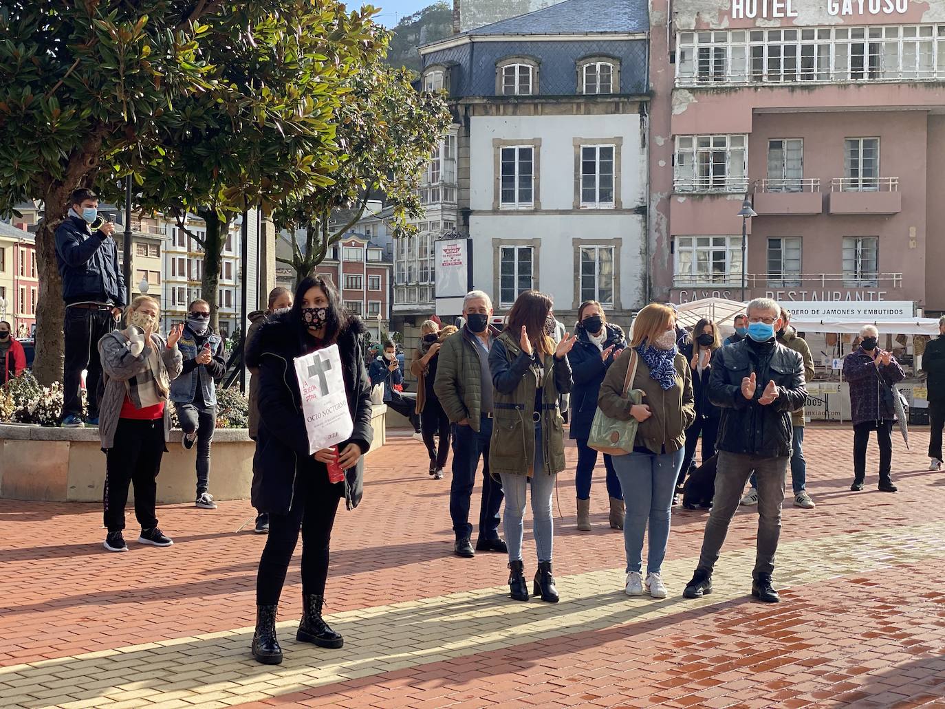 El cierre de la hostelería en la región provocó que propietarios de bares, cafeterías y restaurantes saliesen a la calle para reclamar soluciones ante unas medidas que consideran exageradas. Las concentraciones tuvieron lugar en distintos puntos de Asturias, como Oviedo, Gijón, Avilés o Mieres.