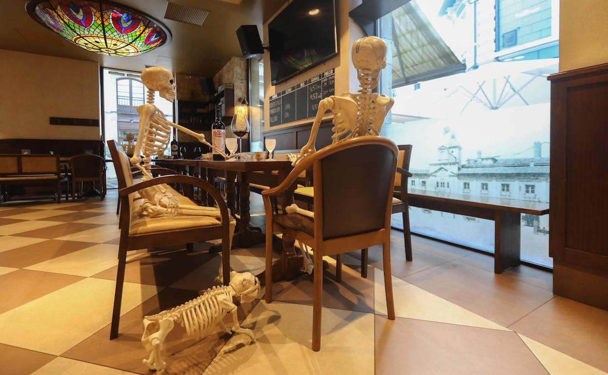 Estos son los únicos 'clientes' que podrán tomarse un café en el interior del bar La Biblioteca durante los próximos 15 días. 