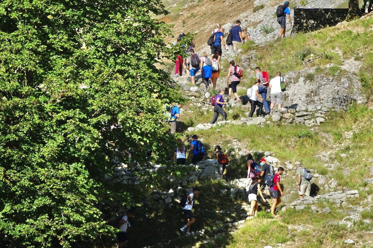 Enclaves como la Ruta del Cares, entre Poncebos y Caín, registran miles de visitantes cada verano. 