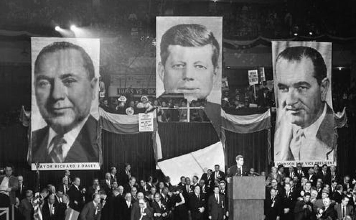 El senador John F. Kennedy en un acto electoral en el Estadio de Chicago cuatro días antes de las elecciones de 1960. 