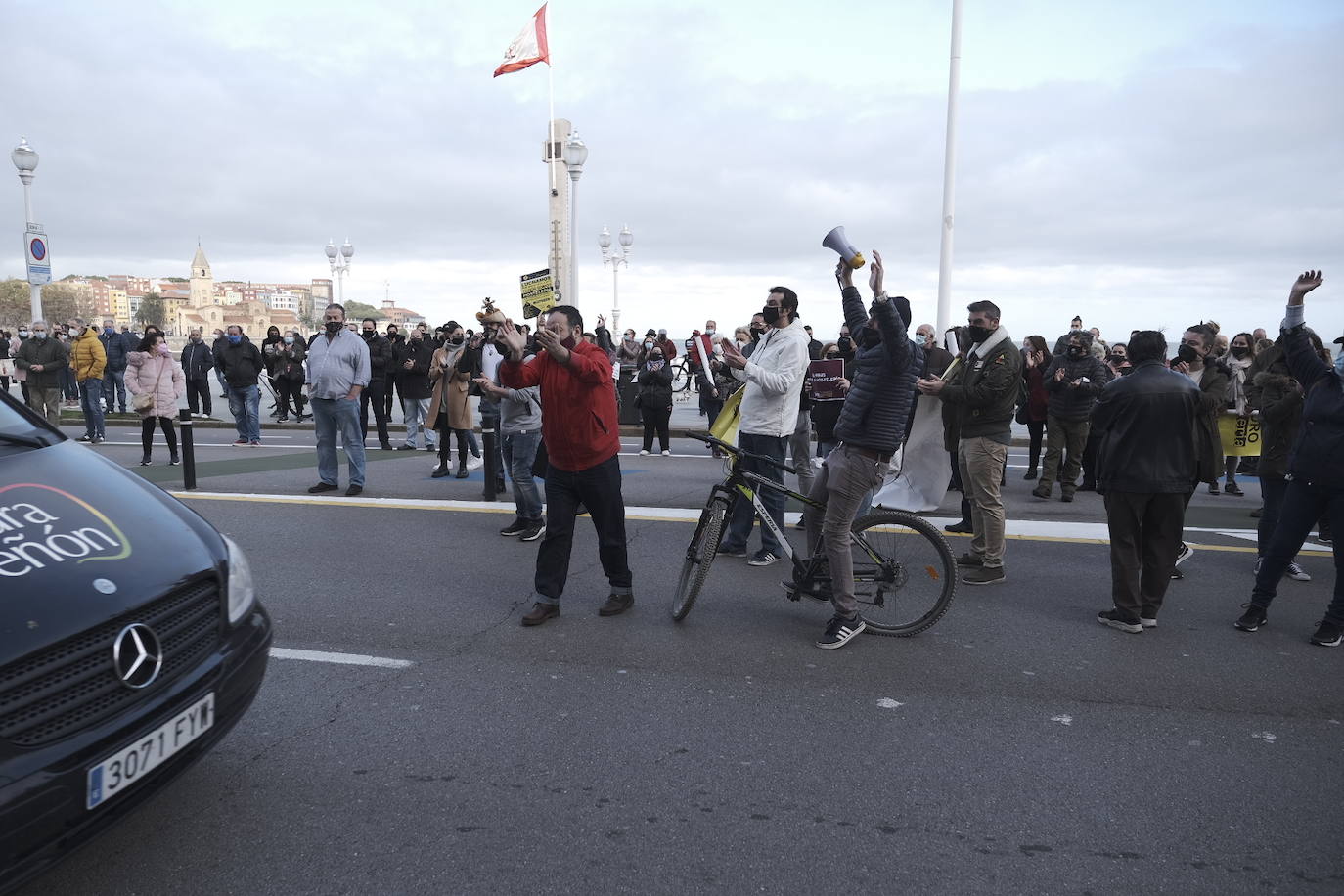 Los hoseleros han protestado este jueves, el segundo día de cierre, contra las medidas adoptadas por el Gobierno asturiano. En Gijón se podían leer pancartas como «Por nuestro futuro #Todossomoshostelería», «Con este gobierno el abecedario es 'O-B-D-C'» o «¡Ayuda ya! SOS Asturias» 