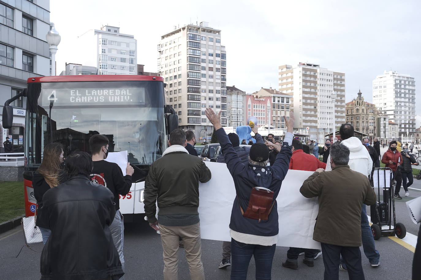 Los hoseleros han protestado este jueves, el segundo día de cierre, contra las medidas adoptadas por el Gobierno asturiano. En Gijón se podían leer pancartas como «Por nuestro futuro #Todossomoshostelería», «Con este gobierno el abecedario es 'O-B-D-C'» o «¡Ayuda ya! SOS Asturias» 