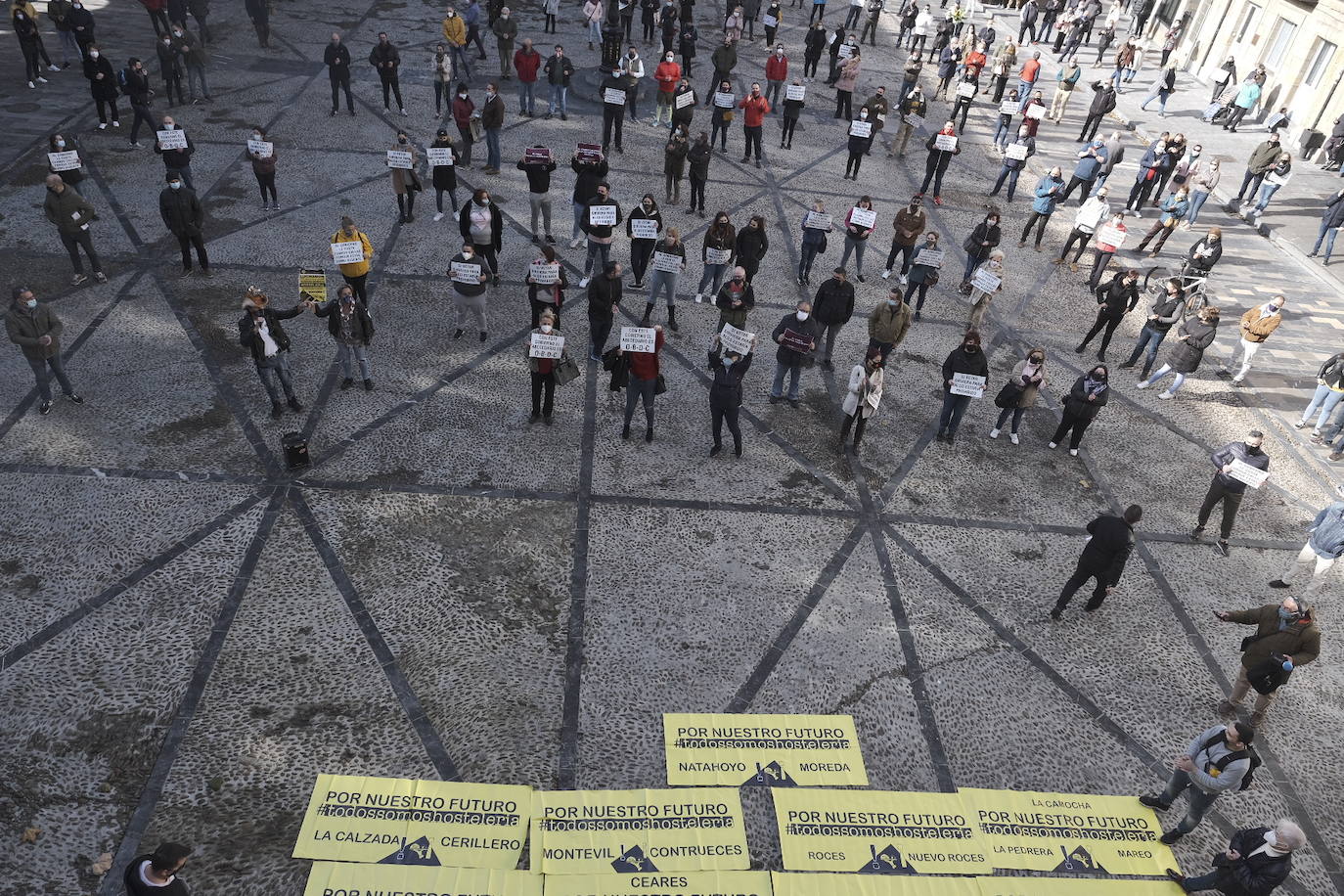 Los hoseleros han protestado este jueves, el segundo día de cierre, contra las medidas adoptadas por el Gobierno asturiano. En Gijón se podían leer pancartas como «Con este gobierno el abecedario es 'O-B-D-C'» o«¡Ayuda ya! SOS Asturias» 