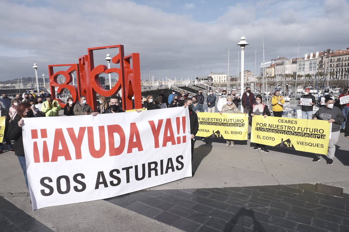 Los hoseleros han protestado este jueves, el segundo día de cierre, contra las medidas adoptadas por el Gobierno asturiano. En Gijón se podían leer pancartas como «Con este gobierno el abecedario es 'O-B-D-C'» o«¡Ayuda ya! SOS Asturias» 