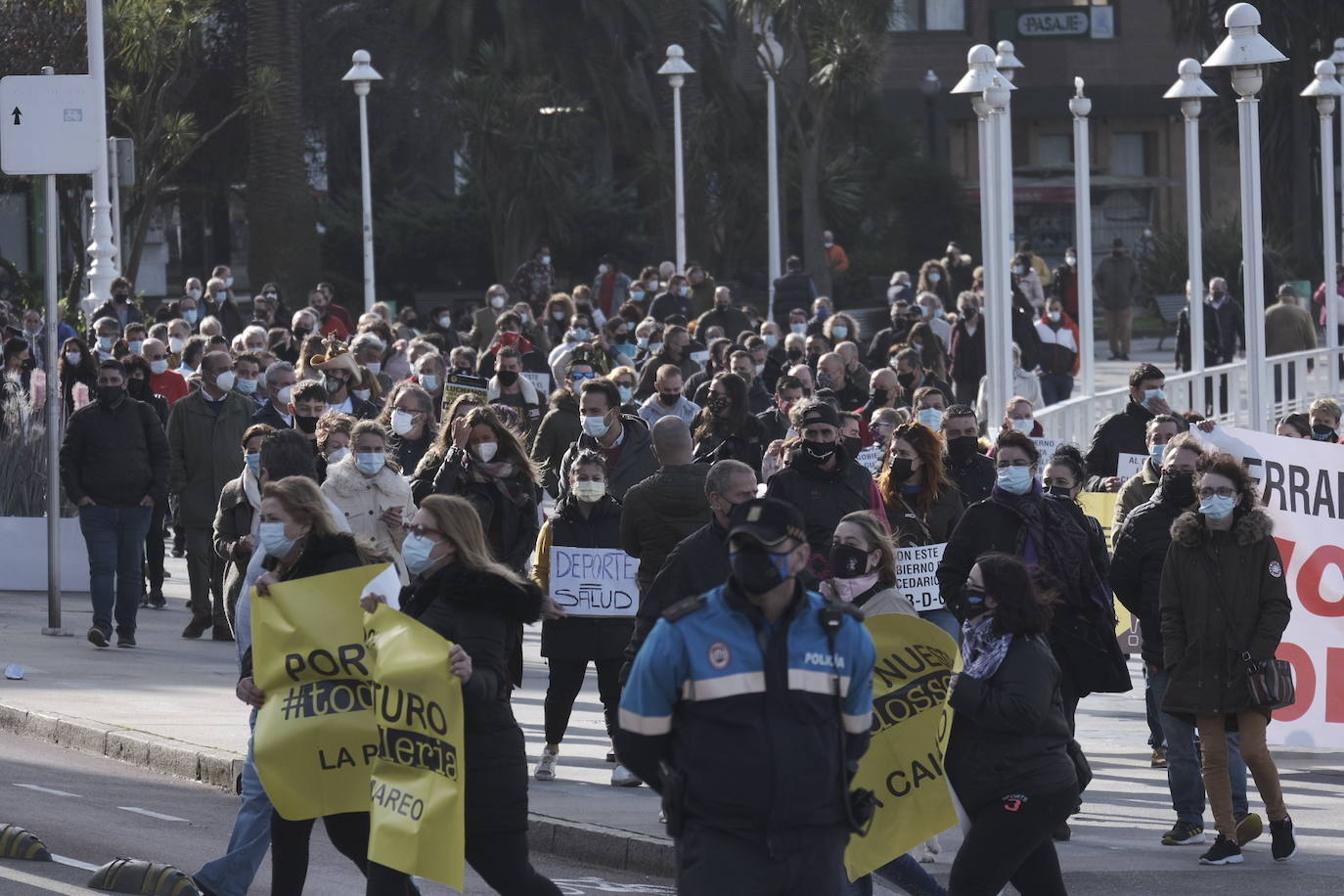 Los hoseleros han protestado este jueves, el segundo día de cierre, contra las medidas adoptadas por el Gobierno asturiano. En Gijón se podían leer pancartas como «Con este gobierno el abecedario es 'O-B-D-C'» o«¡Ayuda ya! SOS Asturias» 