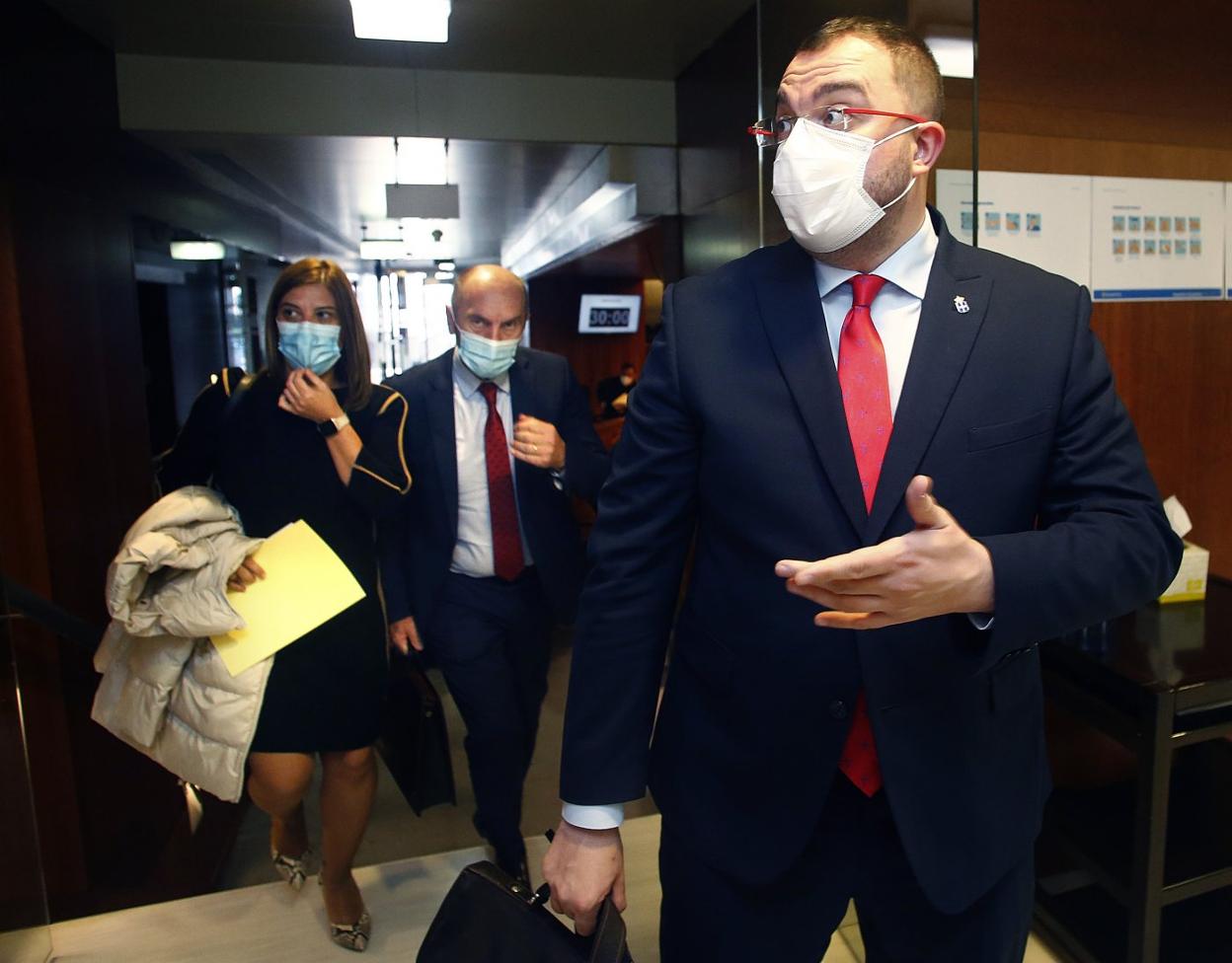 Gimena Llamedo, Juan Cofiño y Adrián Barbón, en la Junta del Principado.