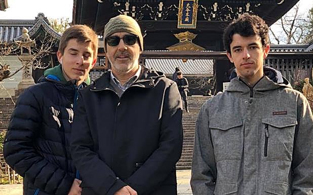 Fernando Rubio, con sus hijos.