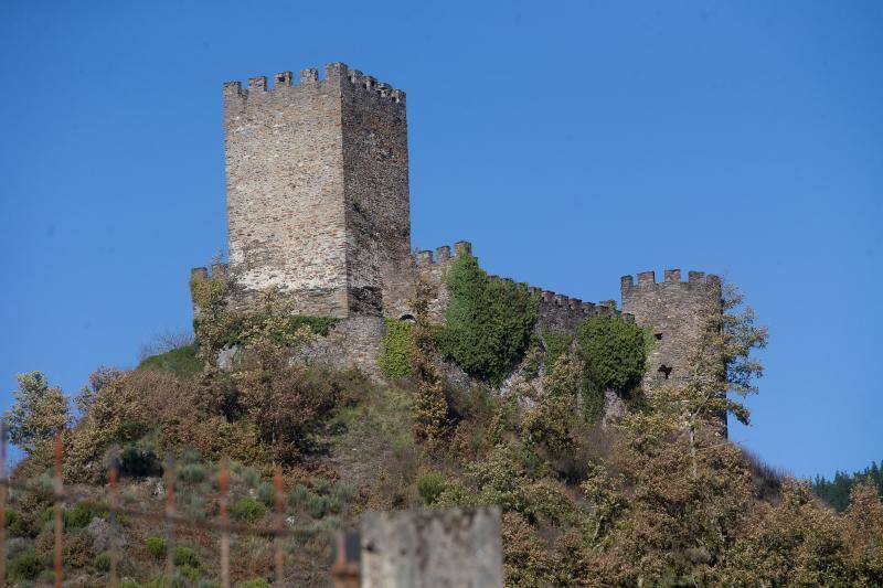 La sierra de Os Ancares, al este de la provincia de Lugo, en la frontera con las comunidades de Asturias y Castilla y León, se distribuye a lo largo de más de 50.000 hectáreas. Con una infinita red de senderos cruza profundos valles y asciende hasta cumbres de 2.000 metros de altura. En otoño el manto vegetal adquiere tonos rojizos. En invierno, esta zona permanece cubierta por la nieve, algo que cambia con la llegada de la primavera, cuando las aguas del deshielo fluyen desde las cumbres hasta las zonas bajas, formando numerosos riachuelos y pequeñas cascadas. 