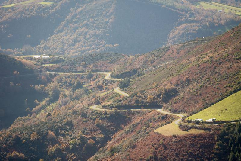 La sierra de Os Ancares, al este de la provincia de Lugo, en la frontera con las comunidades de Asturias y Castilla y León, se distribuye a lo largo de más de 50.000 hectáreas. Con una infinita red de senderos cruza profundos valles y asciende hasta cumbres de 2.000 metros de altura. En otoño el manto vegetal adquiere tonos rojizos. En invierno, esta zona permanece cubierta por la nieve, algo que cambia con la llegada de la primavera, cuando las aguas del deshielo fluyen desde las cumbres hasta las zonas bajas, formando numerosos riachuelos y pequeñas cascadas. 