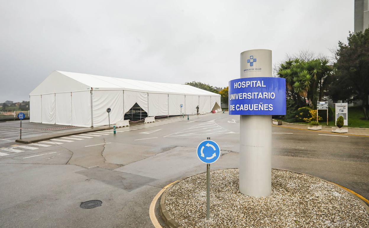 Estación de triaje instalada por el Ejército en el párking del Hospital de Cabueñes 