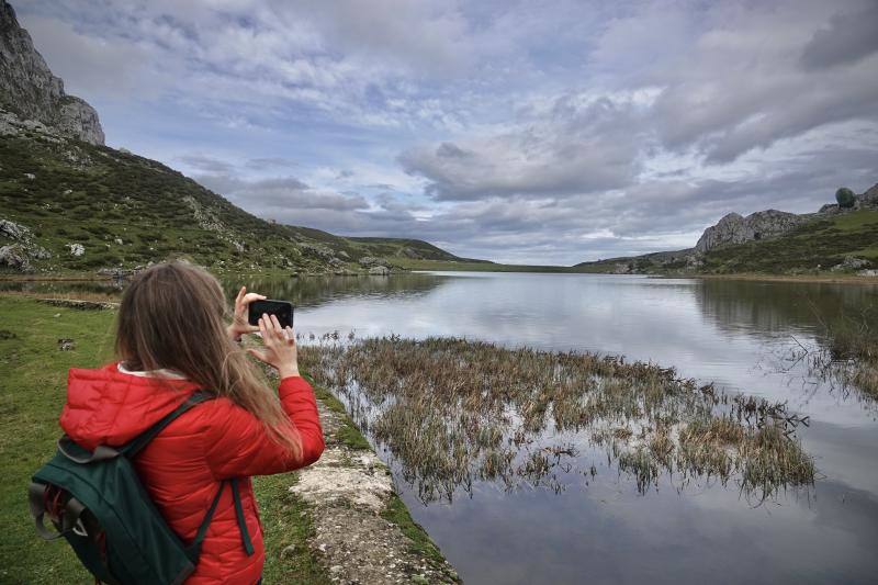 El buen tiempo se impone a las restricciones y anima a los asturianos a salir a la calle