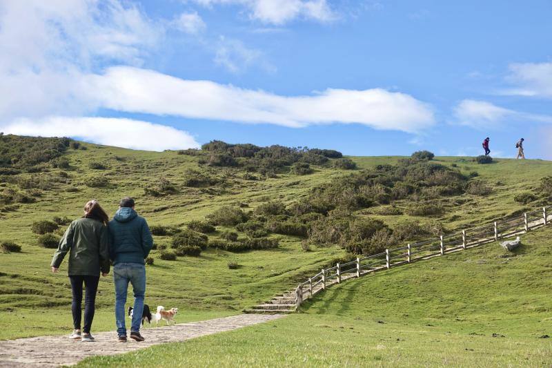 El buen tiempo se impone a las restricciones y anima a los asturianos a salir a la calle