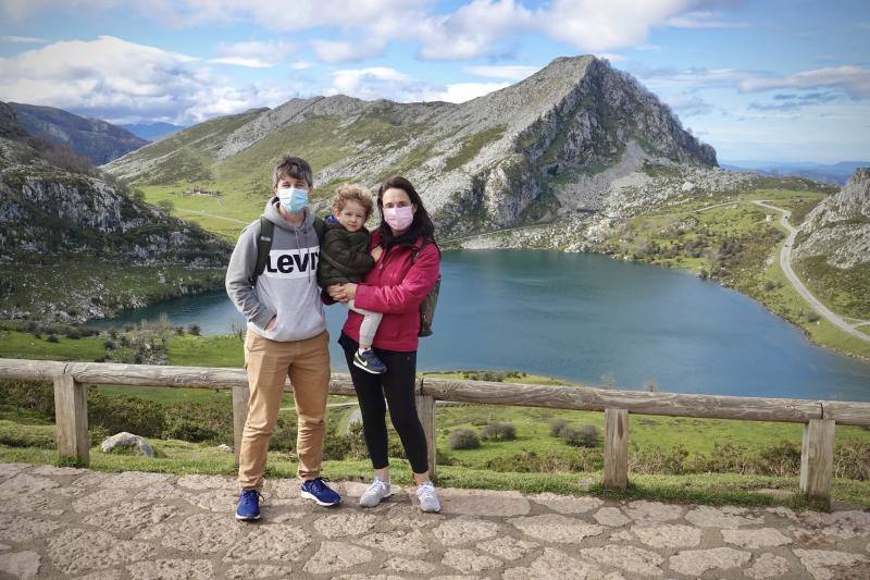 El buen tiempo se impone a las restricciones y anima a los asturianos a salir a la calle