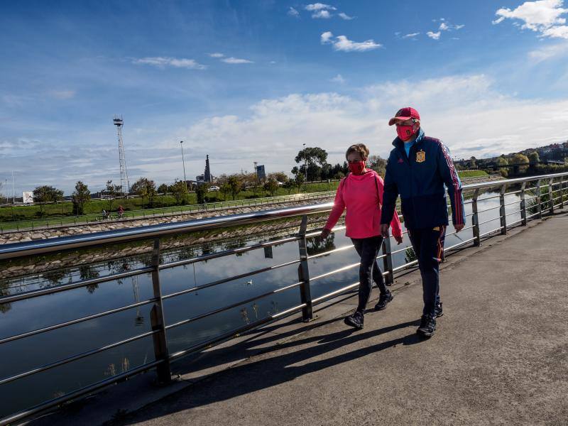 El buen tiempo se impone a las restricciones y anima a los asturianos a salir a la calle