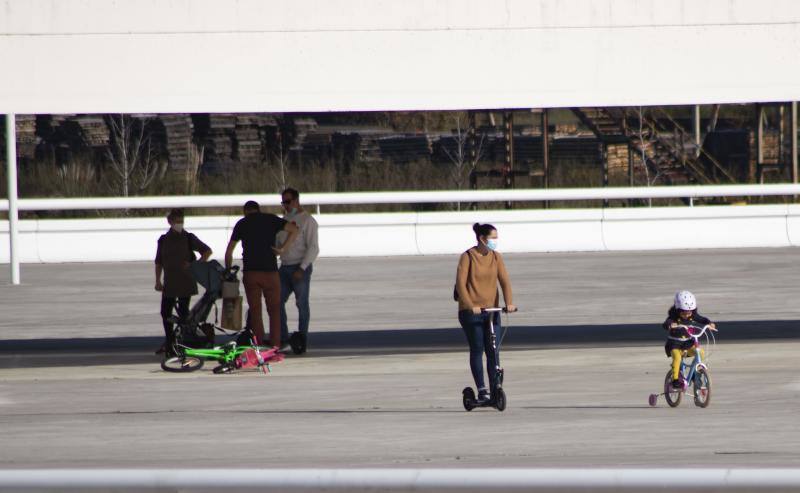 El buen tiempo se impone a las restricciones y anima a los asturianos a salir a la calle