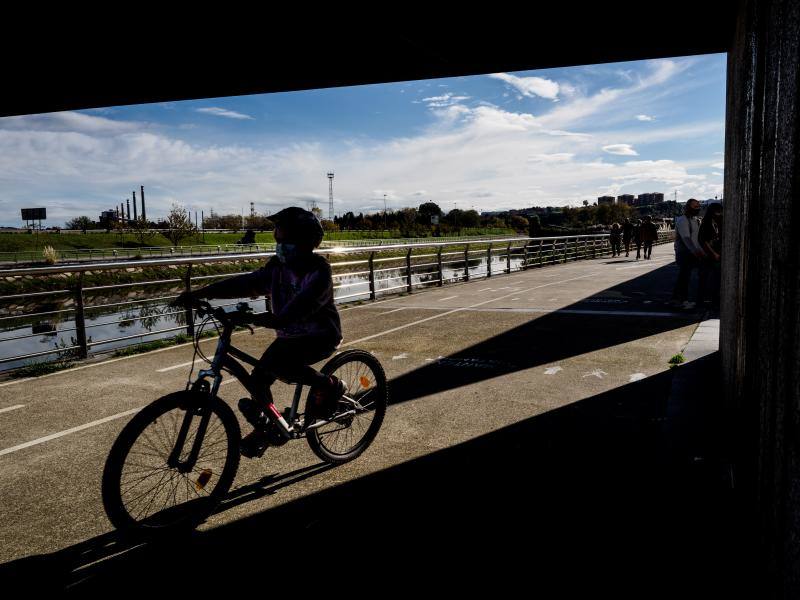 El buen tiempo se impone a las restricciones y anima a los asturianos a salir a la calle