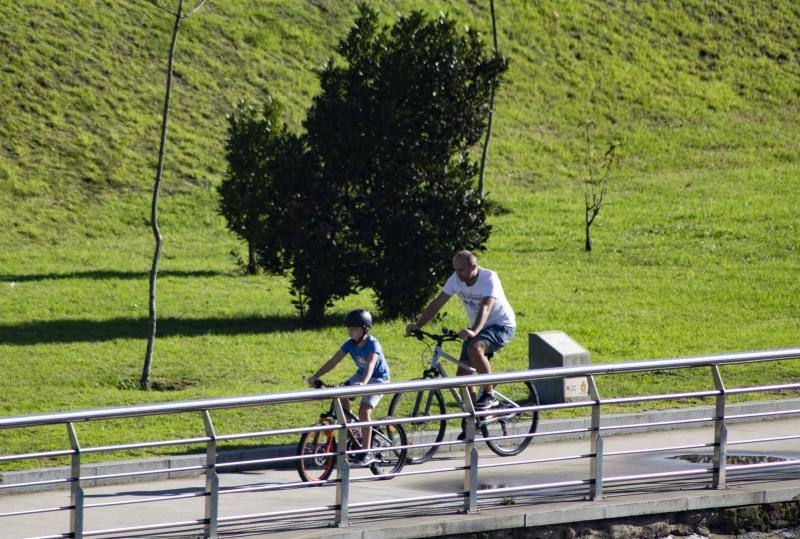 El buen tiempo se impone a las restricciones y anima a los asturianos a salir a la calle