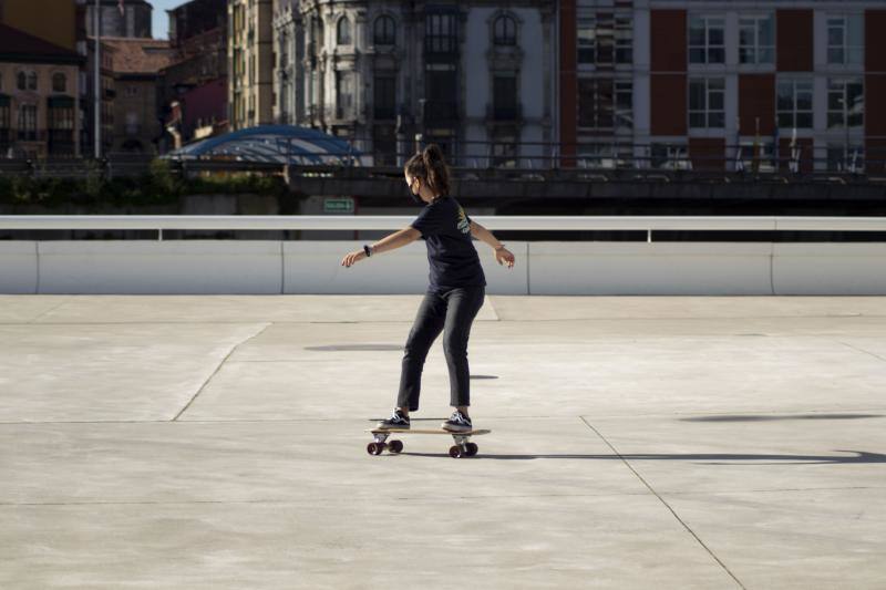 El buen tiempo se impone a las restricciones y anima a los asturianos a salir a la calle