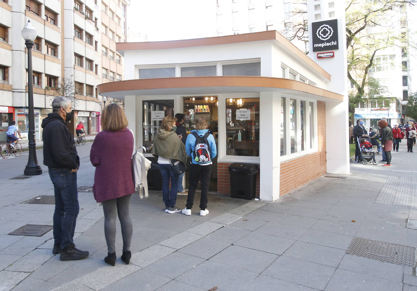 El buen tiempo se impone a las restricciones y anima a los asturianos a salir a la calle