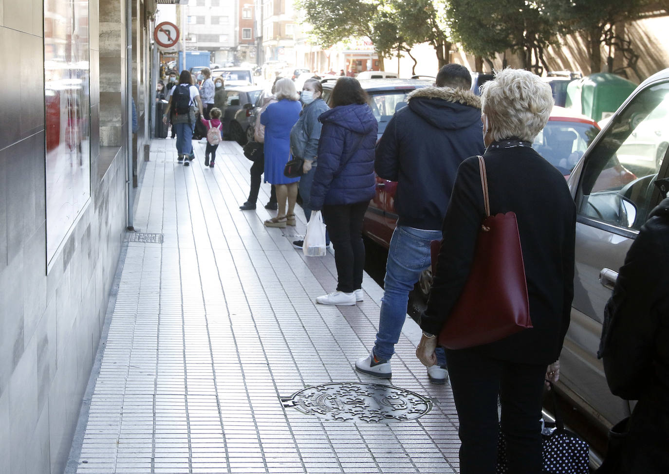 El buen tiempo se impone a las restricciones y anima a los asturianos a salir a la calle
