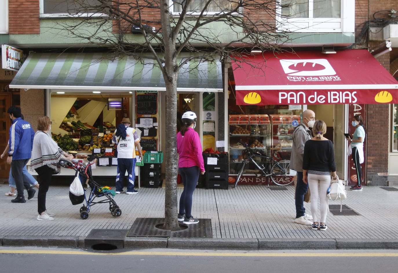 El buen tiempo se impone a las restricciones y anima a los asturianos a salir a la calle