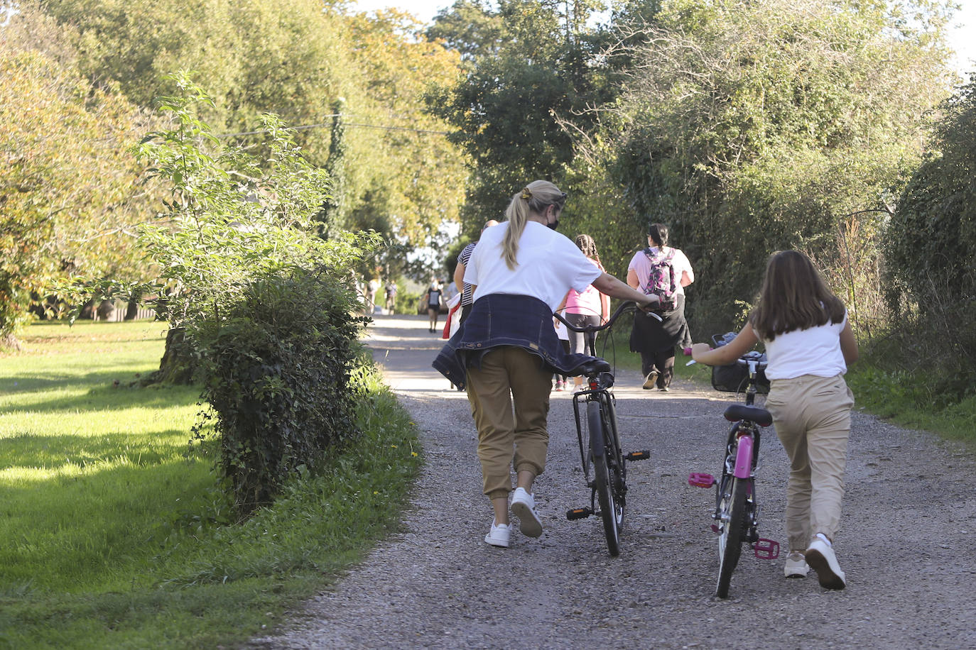 El buen tiempo se impone a las restricciones y anima a los asturianos a salir a la calle