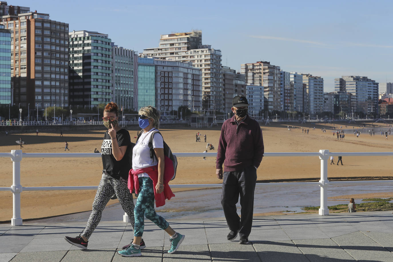 El buen tiempo se impone a las restricciones y anima a los asturianos a salir a la calle